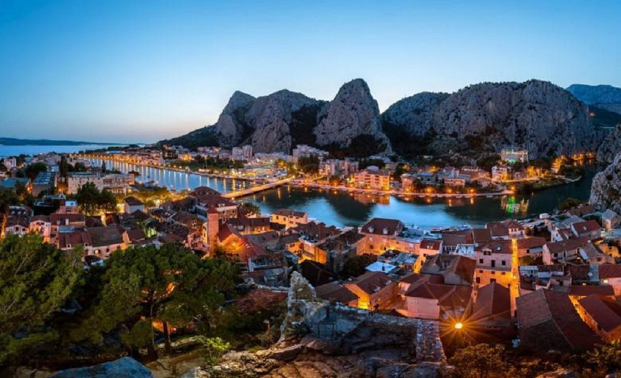 Luna Omis